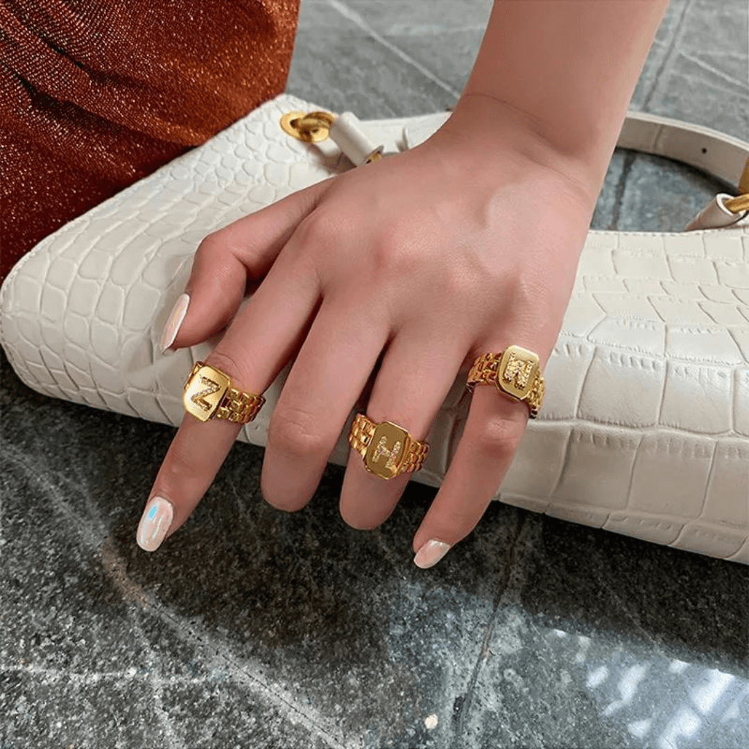 Anel Ajustável em Ouro 18k com Letra Cravejada