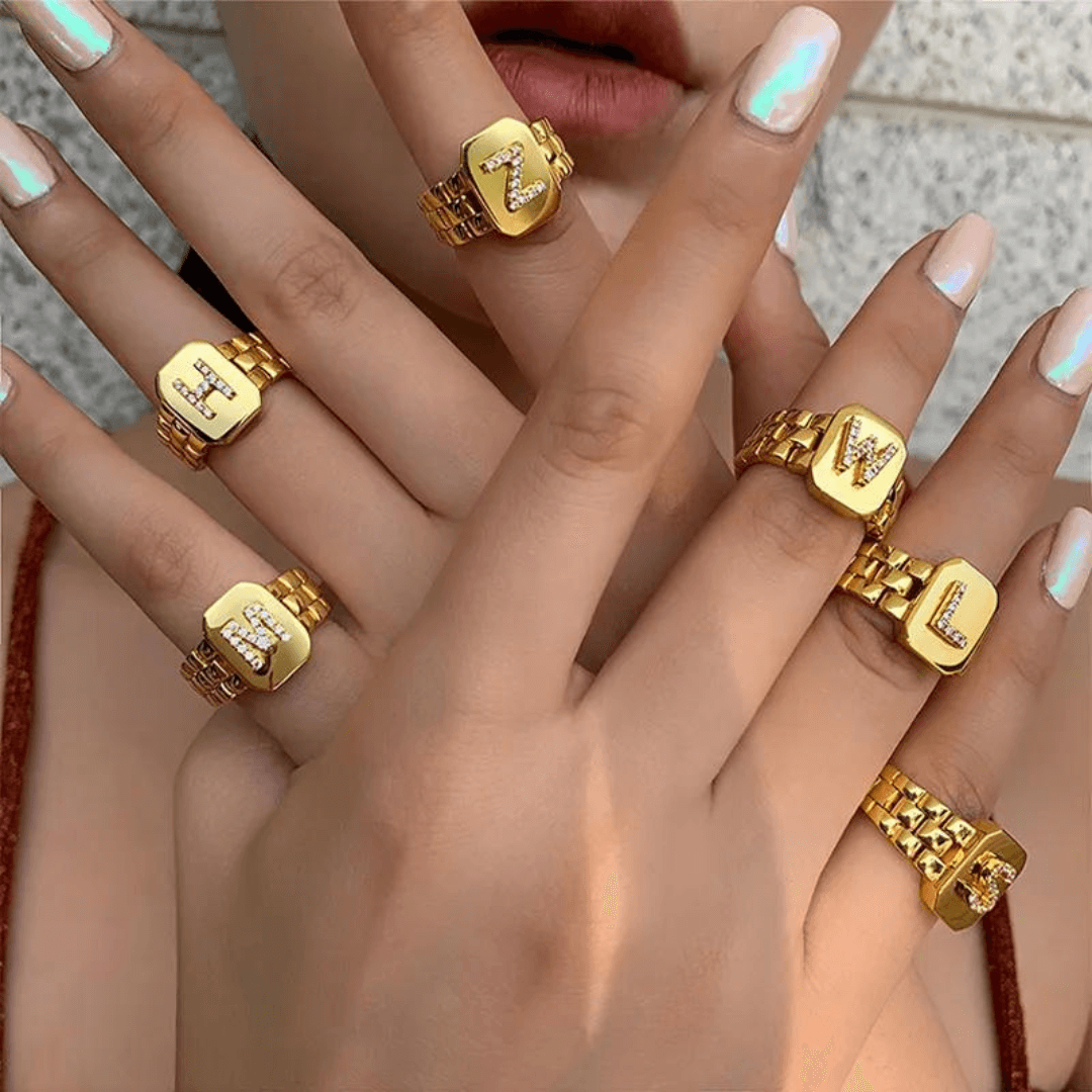 Anel Ajustável em Ouro 18k com Letra Cravejada